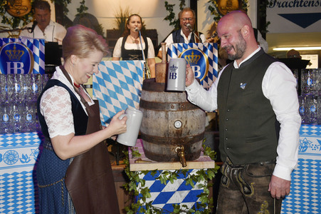 Offizieller Wiesn Anstich 2022 im Hofbräu Berlin