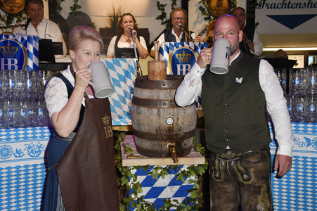 Offizieller Wiesn Anstich 2022 im Hofbräu Berlin