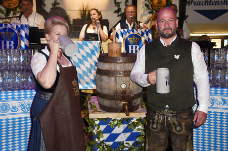 Offizieller Wiesn Anstich 2022 im Hofbräu Berlin