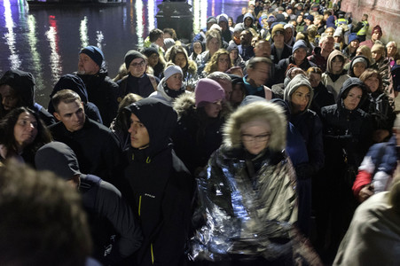 Menschenmassen warten darauf einen Blick auf den Sarg der Queen werfen zu können in London