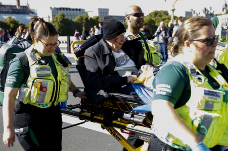 Menschenmassen warten darauf einen Blick auf den Sarg der Queen werfen zu können in London