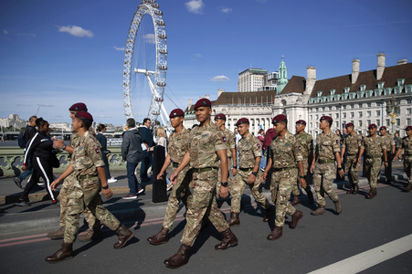 Menschenmassen warten darauf einen Blick auf den Sarg der Queen werfen zu können in London