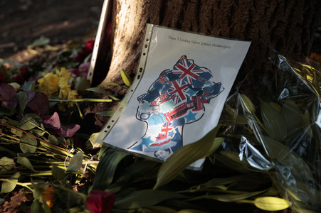 Menschenmassen warten darauf einen Blick auf den Sarg der Queen werfen zu können in London