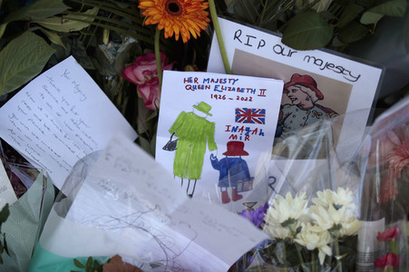 Menschenmassen warten darauf einen Blick auf den Sarg der Queen werfen zu können in London