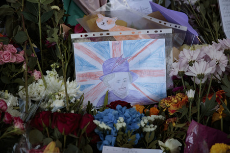 Menschenmassen warten darauf einen Blick auf den Sarg der Queen werfen zu können in London