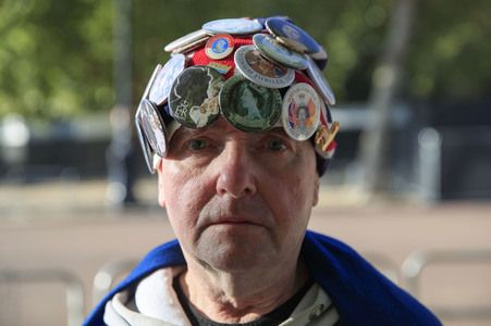 Menschenmassen warten darauf einen Blick auf den Sarg der Queen werfen zu können in London