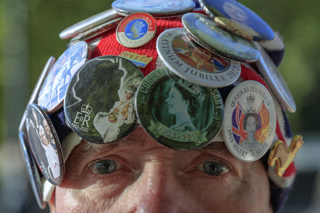 Menschenmassen warten darauf einen Blick auf den Sarg der Queen werfen zu können in London