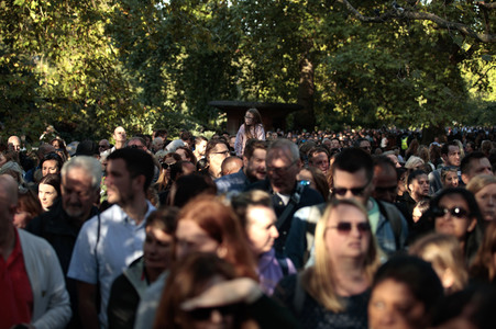 Menschenmassen warten darauf einen Blick auf den Sarg der Queen werfen zu können in London