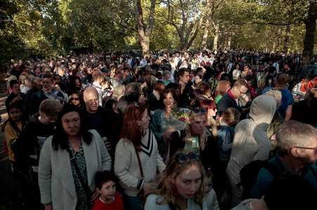 Menschenmassen warten darauf einen Blick auf den Sarg der Queen werfen zu können in London