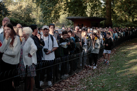 Menschenmassen warten darauf einen Blick auf den Sarg der Queen werfen zu können in London