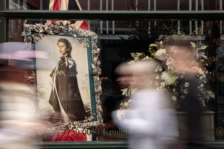 Menschenmassen warten darauf einen Blick auf den Sarg der Queen werfen zu können in London