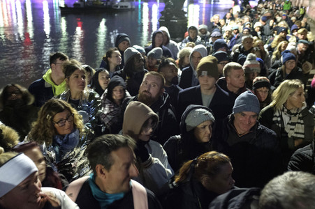 Menschenmassen warten darauf einen Blick auf den Sarg der Queen werfen zu können in London