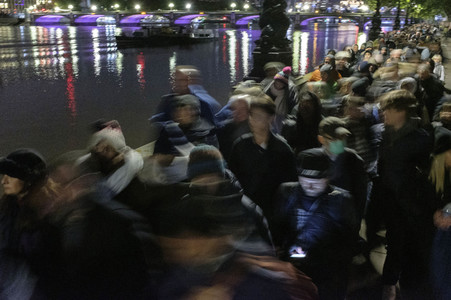 Menschenmassen warten darauf einen Blick auf den Sarg der Queen werfen zu können in London