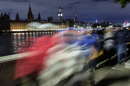Menschenmassen warten darauf einen Blick auf den Sarg der Queen werfen zu können in London