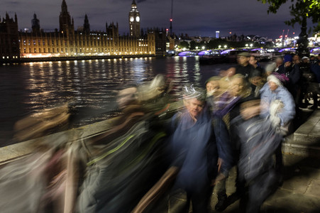 Menschenmassen warten darauf einen Blick auf den Sarg der Queen werfen zu können in London