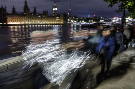 Menschenmassen warten darauf einen Blick auf den Sarg der Queen werfen zu können in London