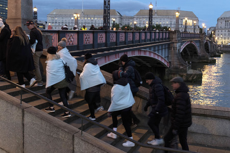 Menschenmassen warten darauf einen Blick auf den Sarg der Queen werfen zu können in London