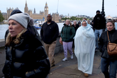 Menschenmassen warten darauf einen Blick auf den Sarg der Queen werfen zu können in London