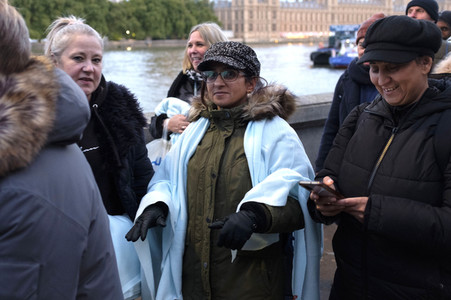 Menschenmassen warten darauf einen Blick auf den Sarg der Queen werfen zu können in London