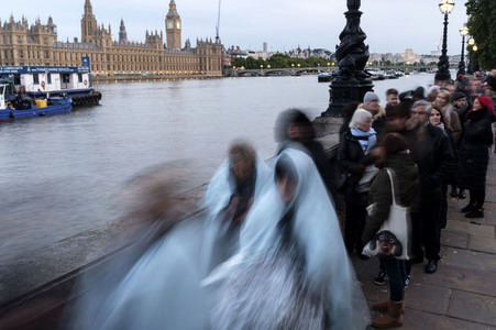 Menschenmassen warten darauf einen Blick auf den Sarg der Queen werfen zu können in London