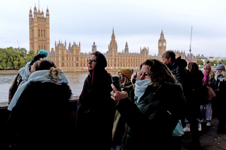 Menschenmassen warten darauf einen Blick auf den Sarg der Queen werfen zu können in London