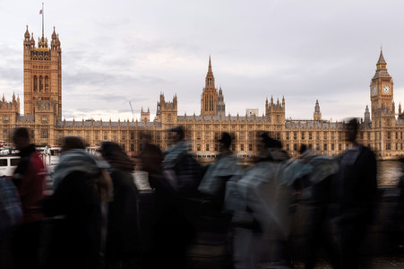 Menschenmassen warten darauf einen Blick auf den Sarg der Queen werfen zu können in London