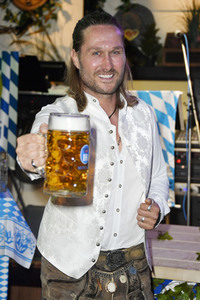 Wiesn Anstich 2022 im Hofbräu Berlin
