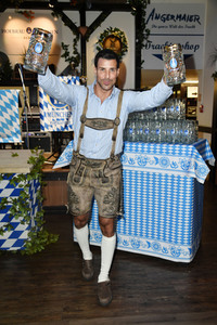 Wiesn Anstich 2022 im Hofbräu Berlin