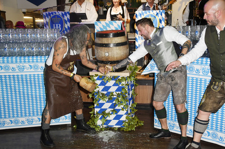 Wiesn Anstich 2022 im Hofbräu Berlin
