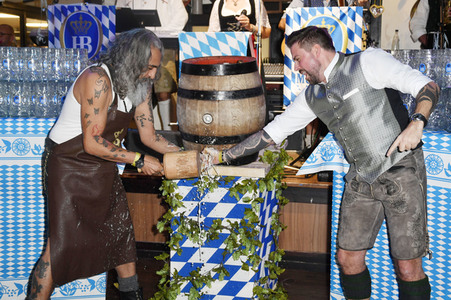 Wiesn Anstich 2022 im Hofbräu Berlin