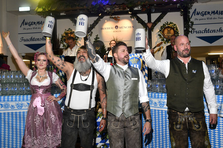 Wiesn Anstich 2022 im Hofbräu Berlin