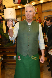 Wiesn Anstich auf dem Oktoberfest 2022 im Schottenhamel Festzelt in München