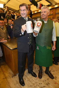 Wiesn Anstich auf dem Oktoberfest 2022 im Schottenhamel Festzelt in München