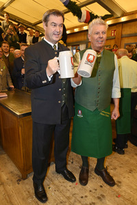 Wiesn Anstich auf dem Oktoberfest 2022 im Schottenhamel Festzelt in München