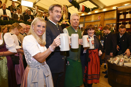 Wiesn Anstich auf dem Oktoberfest 2022 im Schottenhamel Festzelt in München