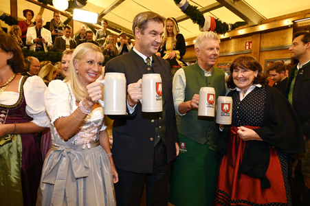 Wiesn Anstich auf dem Oktoberfest 2022 im Schottenhamel Festzelt in München