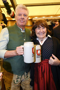 Wiesn Anstich auf dem Oktoberfest 2022 im Schottenhamel Festzelt in München