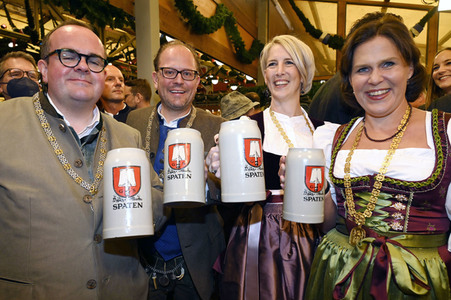 Wiesn Anstich auf dem Oktoberfest 2022 im Schottenhamel Festzelt in München