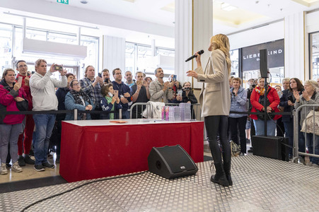Autogrammstunde mit Anna-Carina Woitschack und Stefan Mross in Erfurt