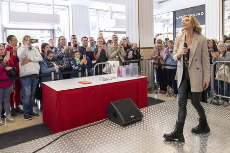 Autogrammstunde mit Anna-Carina Woitschack und Stefan Mross in Erfurt