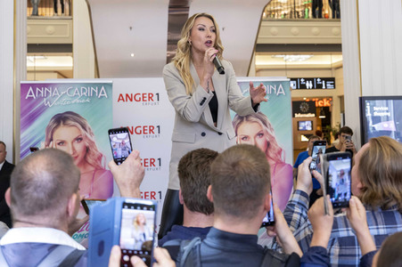 Autogrammstunde mit Anna-Carina Woitschack und Stefan Mross in Erfurt