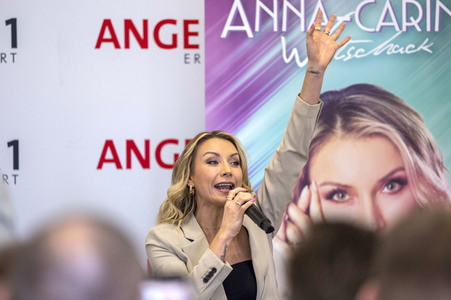 Autogrammstunde mit Anna-Carina Woitschack und Stefan Mross in Erfurt