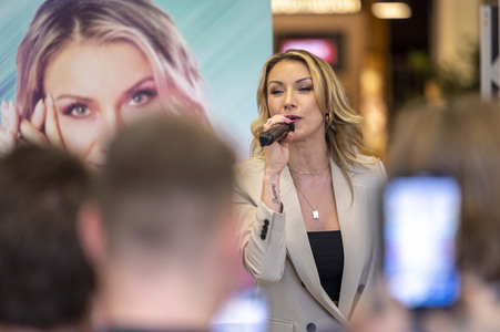 Autogrammstunde mit Anna-Carina Woitschack und Stefan Mross in Erfurt