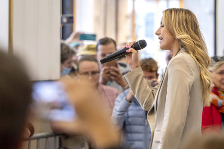 Autogrammstunde mit Anna-Carina Woitschack und Stefan Mross in Erfurt