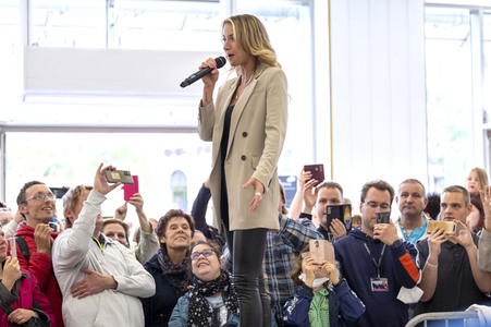 Autogrammstunde mit Anna-Carina Woitschack und Stefan Mross in Erfurt