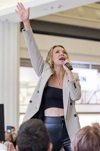 Autogrammstunde mit Anna-Carina Woitschack und Stefan Mross in Erfurt