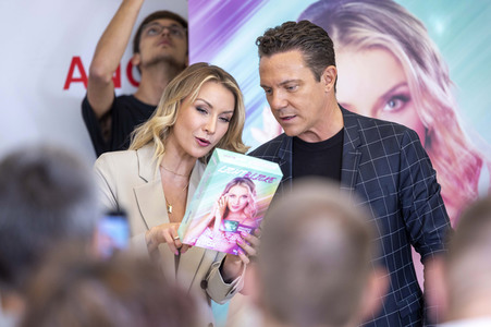 Autogrammstunde mit Anna-Carina Woitschack und Stefan Mross in Erfurt