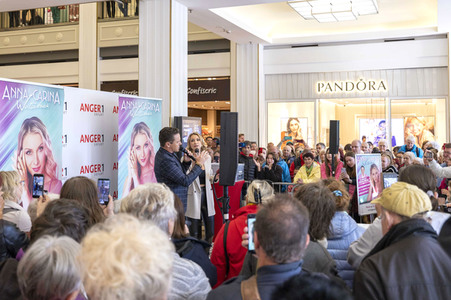 Autogrammstunde mit Anna-Carina Woitschack und Stefan Mross in Erfurt