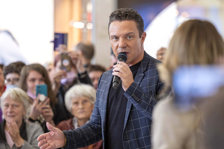 Autogrammstunde mit Anna-Carina Woitschack und Stefan Mross in Erfurt