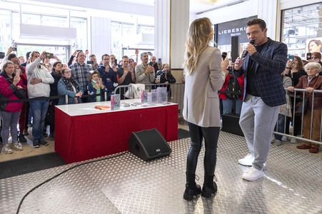 Autogrammstunde mit Anna-Carina Woitschack und Stefan Mross in Erfurt